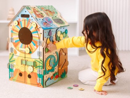 Svitici domecek activity board se spoustou hracich a montessori prvku safari se lvem